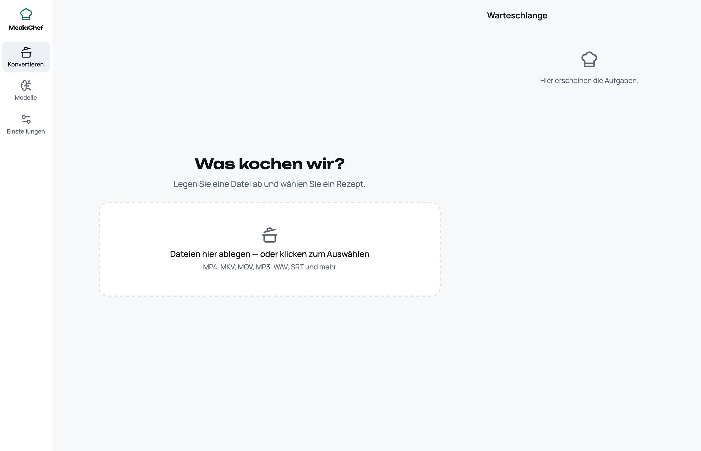 Hauptfenster von MediaChef: Seitenleiste mit Konvertierung, Modellen und Einstellungen, eine Ablagefläche für Dateien und die Aufgabenliste rechts.