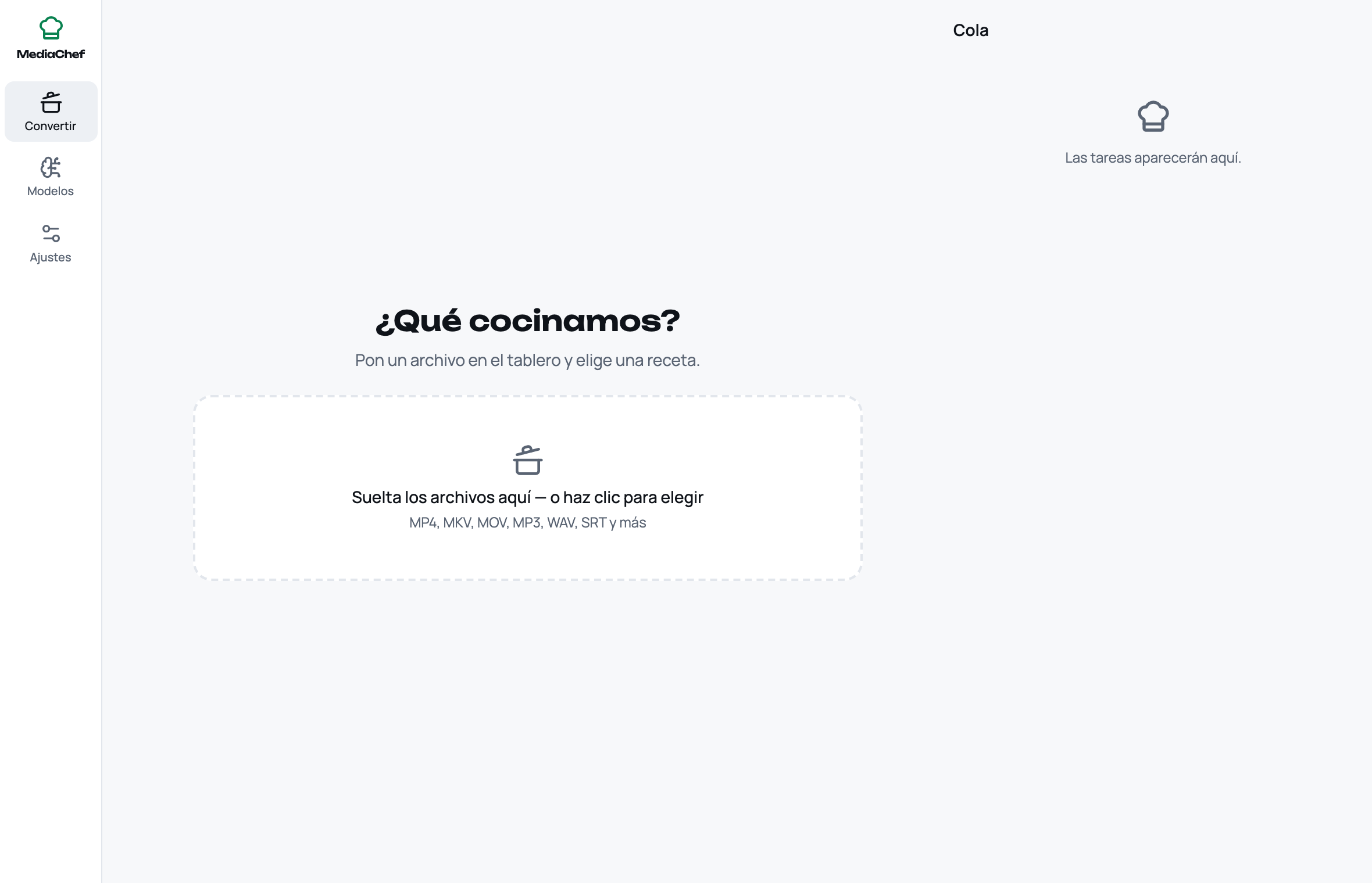 Pantalla principal de MediaChef: menú lateral con Conversión, Modelos y Ajustes, un tablero para soltar archivos y la cola de tareas a la derecha.