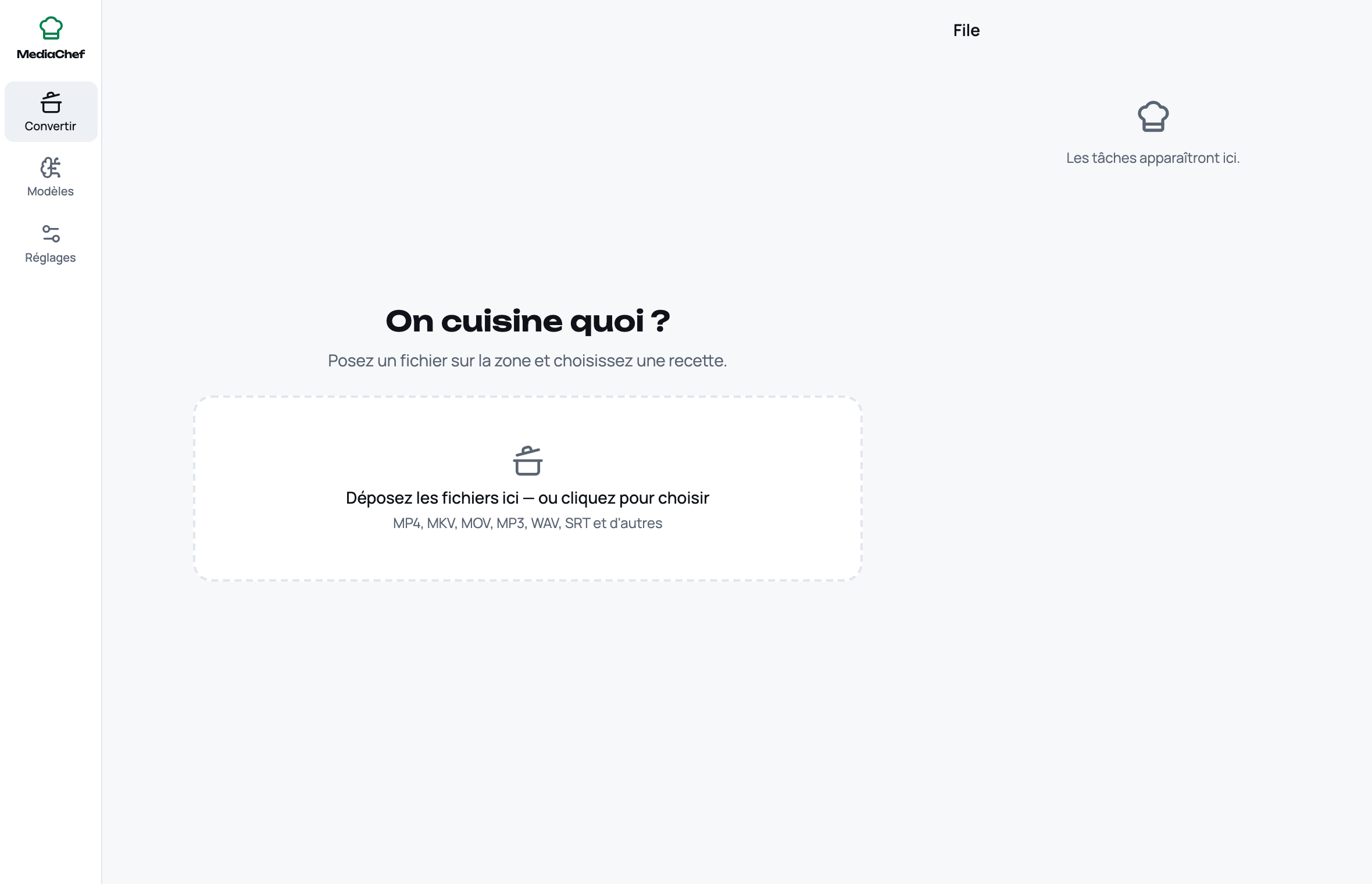 Écran principal de MediaChef : menu latéral avec Conversion, Modèles et Réglages, une zone de dépôt de fichiers et la file des tâches à droite.