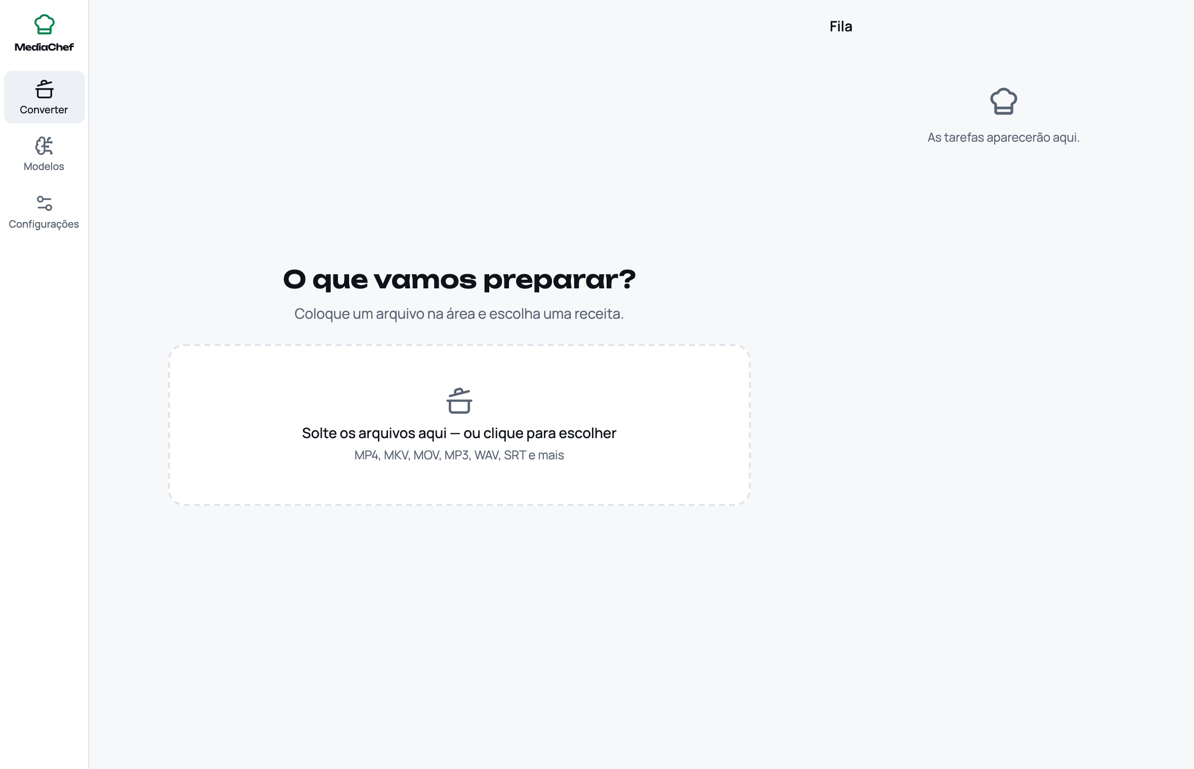 Tela principal do MediaChef: menu lateral com Conversão, Modelos e Configurações, uma área para soltar arquivos e a fila de tarefas à direita.